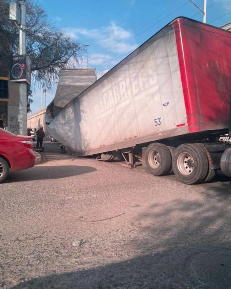 Caja de tráiler se dobla por sobrepeso en Periférico Oriente