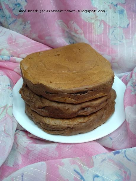 CRÊPES AMÉRICAINES AU CHOCOLAT, À LA BANANE ET AU BEURRE D’ARACHIDES / CHOCOLATE BANANA AND PEANUT BUTTER PANCAKES / PANQUEQUES CON CHOCOLATE, PLÁTANO Y MANTEQUILLA DE CACAHUETE /بانكيك باللشوكولاتة والموز وزبدة الفول السوداني CRÊPES AMÉRICAINES AU CHOCOLAT, À LA BANANE ET AU BEURRE D’ARACHIDES / CHOCOLATE BANANA AND PEANUT BUTTER PANCAKES / PANQUEQUES CON CHOCOLATE, PLÁTANO Y MANTEQUILLA DE CACAHUETE /بانكيك باللشوكولاتة والموز وزبدة الفول السوداني