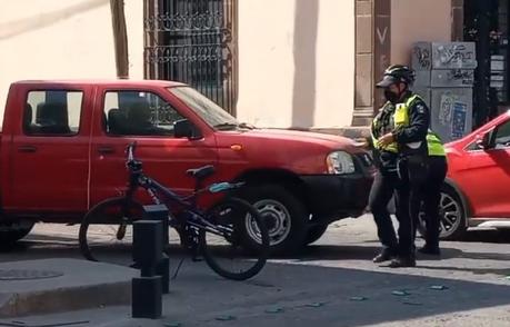 (Video) Hombre conduce Tomasa Esteves con Carranza en sentido contrario
