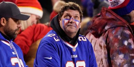 Reglas de tiempo extra de la NFL examinadas después de que los líderes eliminaran proyectos de ley en el juego de playoffs Wild El domingo 23 de enero de 2022, en Kansas City, Missouri, los aficionados ven el partido de fútbol americano de la ronda divisional de la NFL entre Kansas City Chiefs y Buffalo Pills desde la grada durante la prórroga. Los Jefes ganaron 42-36.