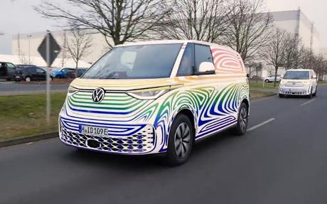 Teaser ID.Buzz: el nuevo vehículo eléctrico de Volkswagen se muestra con su camuflaje colorido