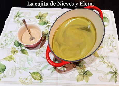 Sopa de espinacas, cilantro y lima con salsa de sésamo