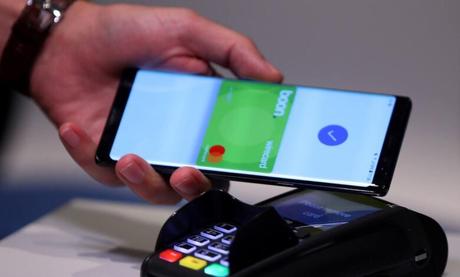 El Banco de España alerta sobre los pagos con el teléfono móvil y la tarjeta en comercios