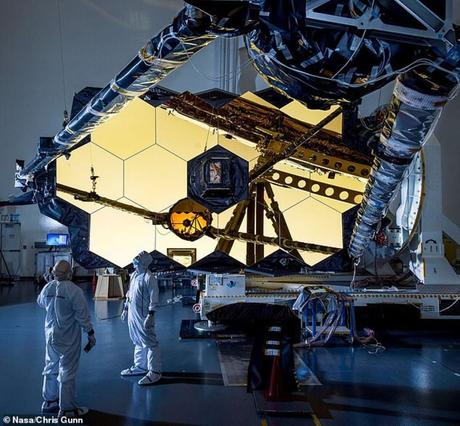 James Webb es tan sensible que podría detectar la señal de calor de un abejorro en la Luna James Webb es tan sensible que podría detectar la señal de calor de un abejorro en la Luna