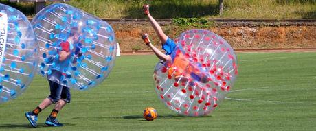 ¿Te quieres divertir?: Juega al fútbol burbuja en Barcelona