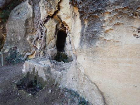 Font del Garrot y pequeña cueva