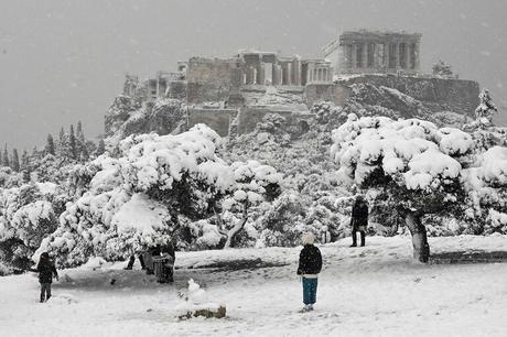 Atenas: La nieve colapsa la ciudad y solo permanecen abiertos supermercados, gasolineras y farmacias