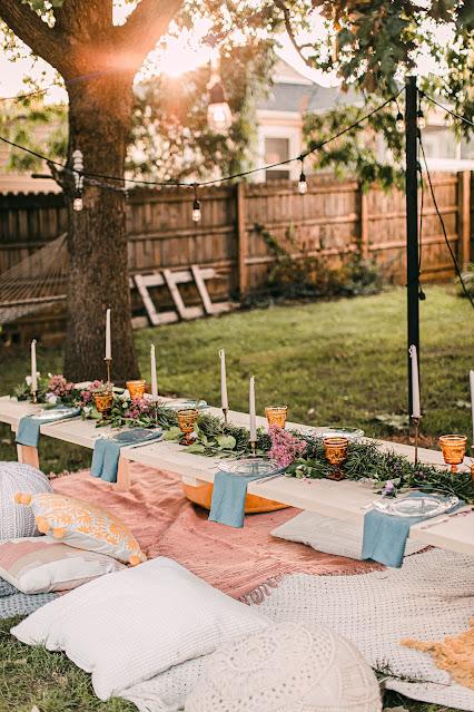 Mesa preparada para una boda de estilo picnic