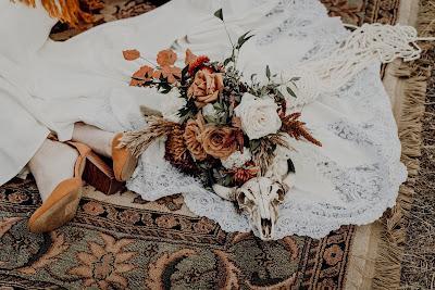 Novia en una alfombra con el ramo sobre su vestido Novia en una alfombra con el ramo sobre su vestido