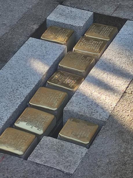 9 placas en el suelo de la Plaza del Ayuntamiento de Ponferrada recuerdan a los represaliados en la Alemania Nazi 3