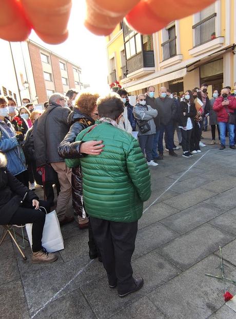 9 placas en el suelo de la Plaza del Ayuntamiento de Ponferrada recuerdan a los represaliados en la Alemania Nazi 1