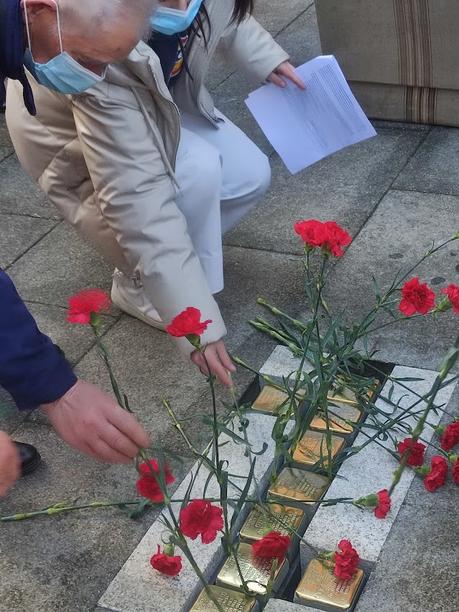 9 placas en el suelo de la Plaza del Ayuntamiento de Ponferrada recuerdan a los represaliados en la Alemania Nazi 2
