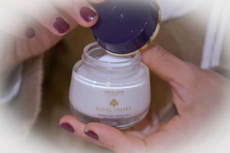 ROYAL VELVET. FIRMING DAY CREAM SPF15.