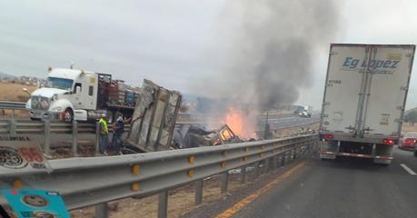 Tráiler choca y se incendia en la carretera SLP – Querétaro