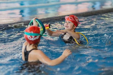 Los beneficios de la natación para niños en la escuela infantil