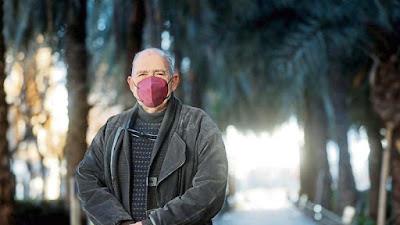 Mayores, pero no idiotas en un banco.