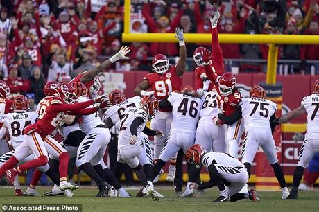 El pateador de los Bengals, Evan McPherson, anota un gol de campo de 31 yardas en tiempo extra para enviar a los Bengals a su primer Super Bowl en 33 años.