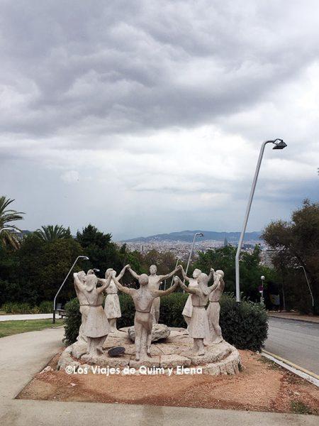 Escultura a la Sardana al lado del Antiguo Parque de Atracciones de Montjuic