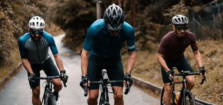 Cómo tendrán que adelantar los coches a los ciclistas con la nueva ley de Tráfico Adelantamientos coches a ciclistas