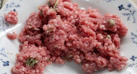 Aliñamos la carne picada con el ajo y el perejil