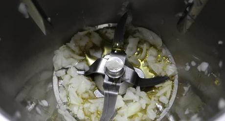 Echamos el aceite y freímos la cebolla
