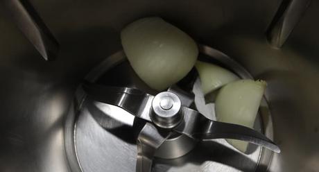 Ponemos la cebolla en el vaso y la picamos