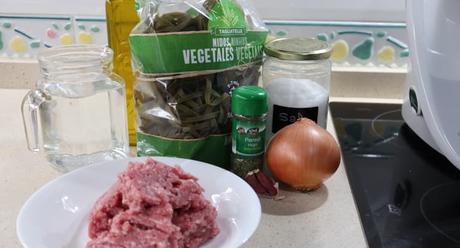 Los ingredientes necesarios para hacer pasta vegetal con carne picada en Thermomix