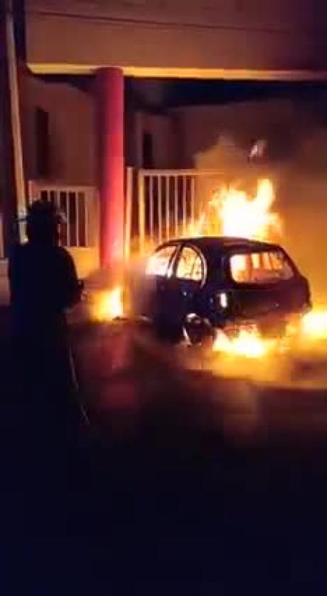 (Video) Vehículo es consumido por el fuego en Avenida de los Cactus