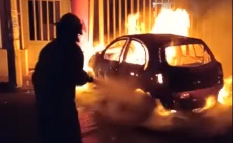 (Video) Vehículo es consumido por el fuego en Avenida de los Cactus