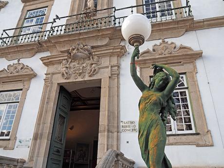 Detalle de la fachada del teatro de Lamego en Portugal