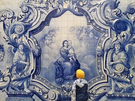 Niño mirando los azulejos de la escalinata del santuario de Nossa Senhora de Lamego, Portugal