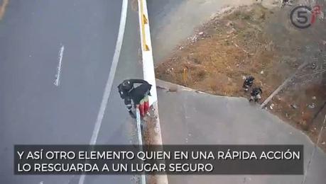 (video) Evitan que persona se quite la vida en puente de Periférico