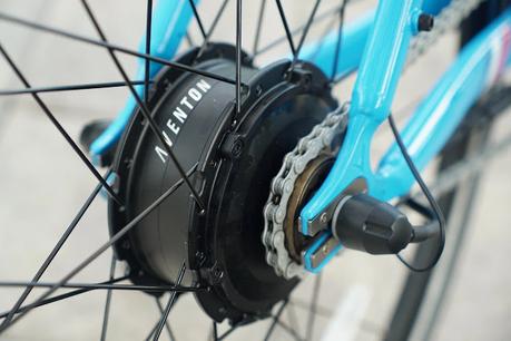 Aventon Soltera: una bicicleta eléctrica artesanal de alta calidad.