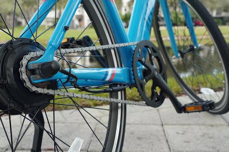 Aventon Soltera: una bicicleta eléctrica artesanal de alta calidad.