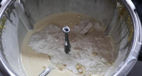 Ponemos la harina en el vaso y mezclamos