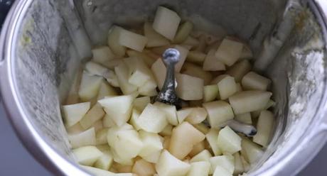 Mezclar los trozos de la pera en trozos