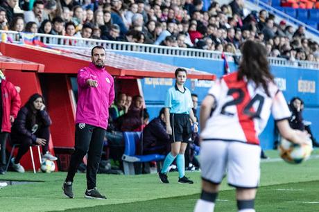 EL PERVERSO ENTRENADOR DEL RAYO VALLECANO FEMENINO Y LA ACTRIZ WHOPPI GOLDBERG, UNIDOS POR LA IDOTEZ