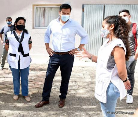 El Ministro Osvaldo Llancafilo  visitando establecimientos educativos en el Departamento Collón Curá.