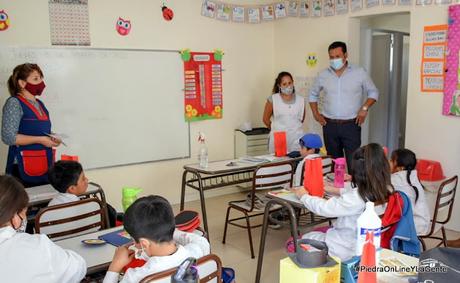El Ministro Osvaldo Llancafilo  visitando establecimientos educativos en el Departamento Collón Curá.