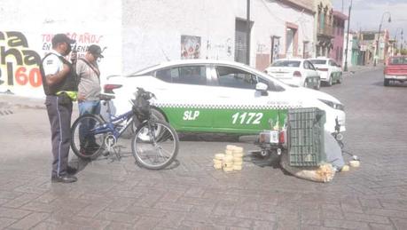 Taxista embiste a motociclista en Avenida 20 de Noviembre