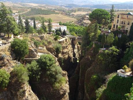 De ronda por Ronda, la ciudad malagueña partida por un tajo de 100 metros