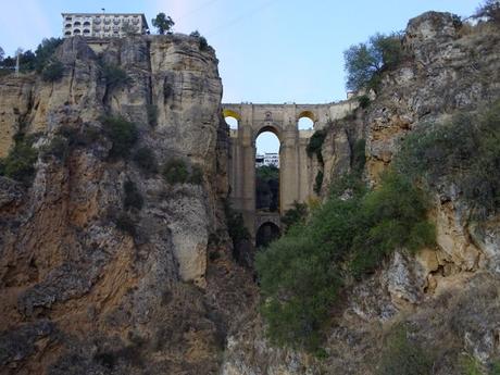 De ronda por Ronda, la ciudad malagueña partida por un tajo de 100 metros