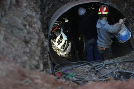 Rescatan con vida en Marruecos a niño que cayó a 30 metros de profundidad en un pozo