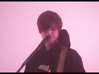 Cora Yako estremam videoclip de Beso en un portal