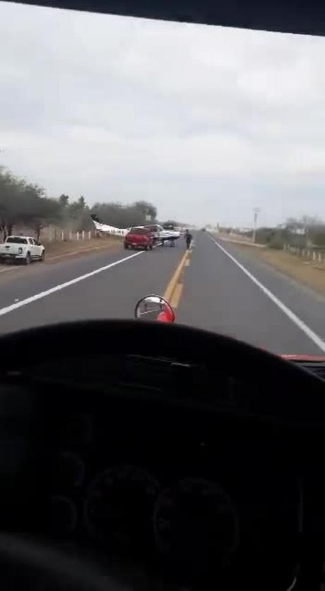 (Video) Avioneta aterriza en la Súper Carretera 75 a Rioverde