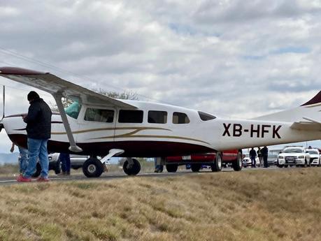 (Video) Avioneta aterriza en la Súper Carretera 75 a Rioverde