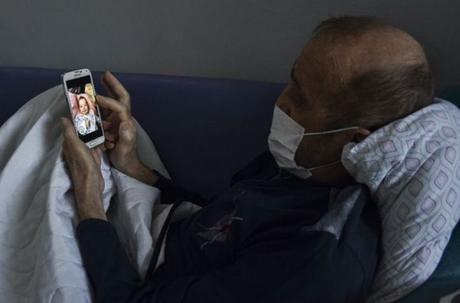 Hombre revela que lleva 14 meses en cuarentena tras dar positivo 78 veces a Covid-19