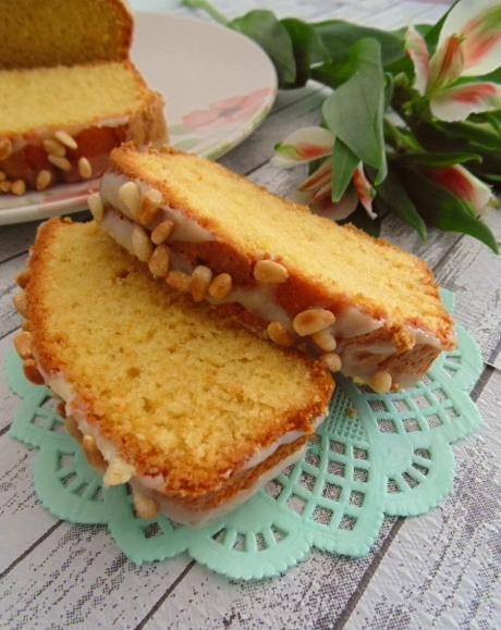 Bizcocho de aove a la naranja con chocolate blanco y piñones