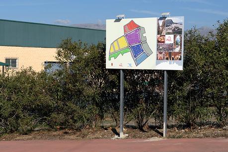 Fotografía del cartel en la entrada del polígono industrial de Álora.