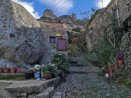 5 pueblos con encanto en Portugal que quizás no conozcas casas de monsanto, pueblo portugal